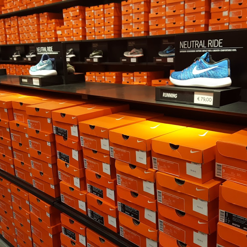 Revisões para Nike Outlet em Modivas, Porto