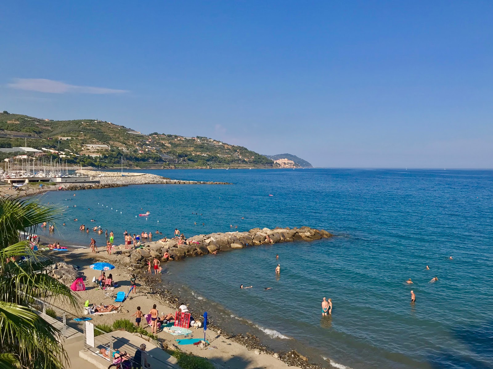 Foto de Spiaggia in sabbia fine con arena oscura superficie