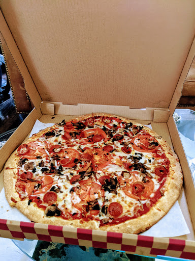 Pepperoni, mushrooms & tomatoes. 😋