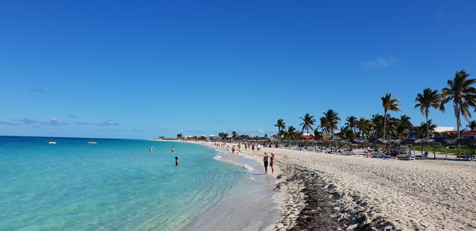 Foto di Playa Mojito con una superficie del sabbia fine e luminosa