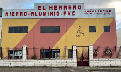 Carpintería Hierro, Aluminio y PVC El Herrero Pol. Ind 1º mayo, C. 8 de Marzo, Parc. 66, 10900 Arroyo de la Luz, Cáceres, España