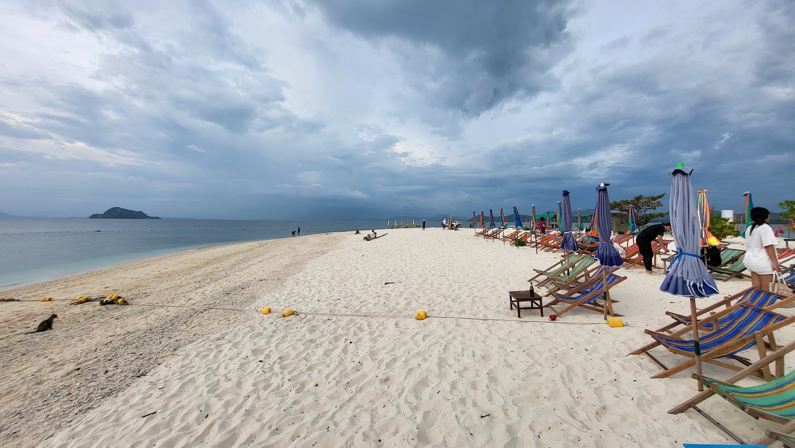 Foto af Khai Nai Beach med turkis rent vand overflade