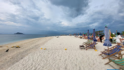 Khai Nai Beach'in fotoğrafı düz bir kıyı şeridi ile birlikte