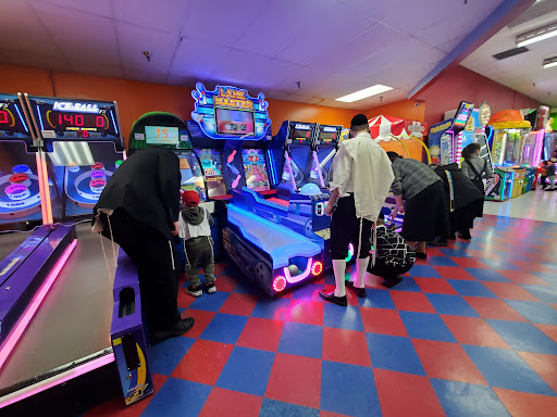 Shopping Mall «Metro Mall-Middle Village», reviews and photos, 6626 Metropolitan Ave, Middle Village, NY 11379, USA