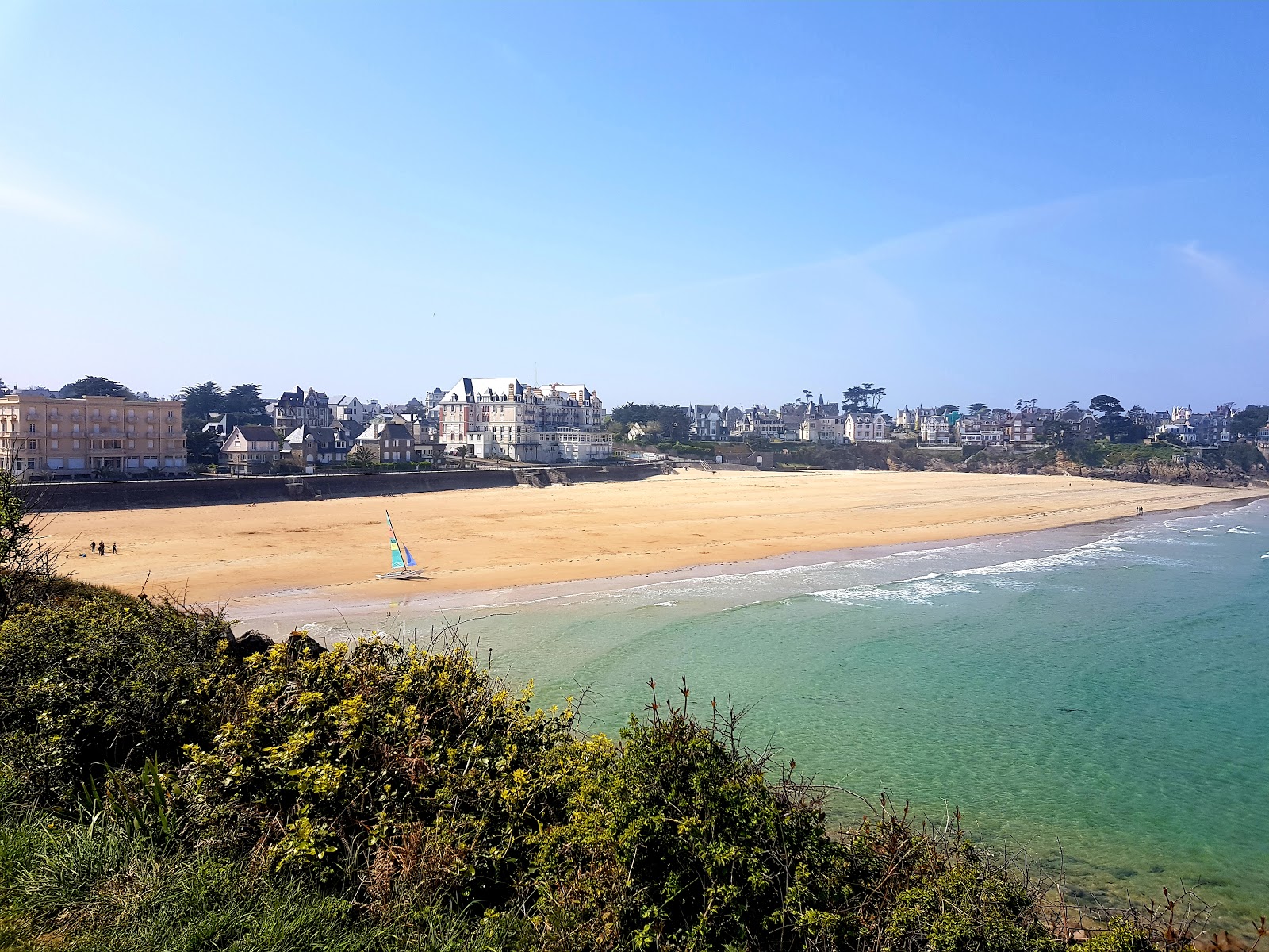 Foto van Plage de St Lunaire met helder zand oppervlakte