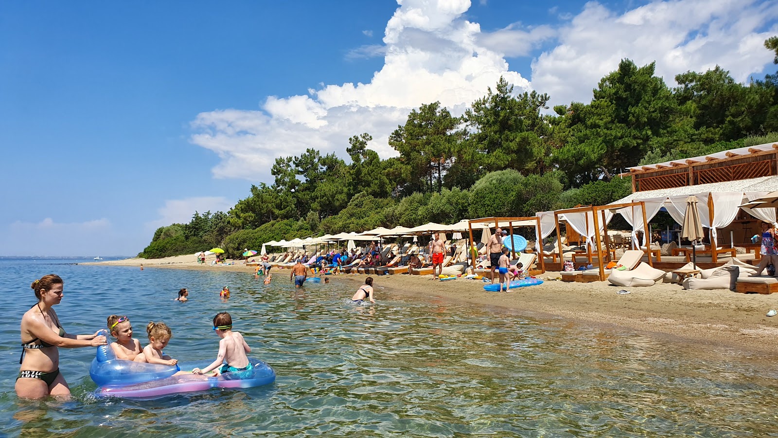 Fotografie cu Gerakini beach II - locul popular printre cunoscătorii de relaxare