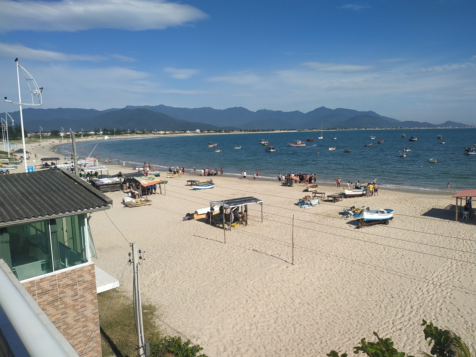 Fotografie cu Praia da Pinheira cu o suprafață de apa pură turcoaz