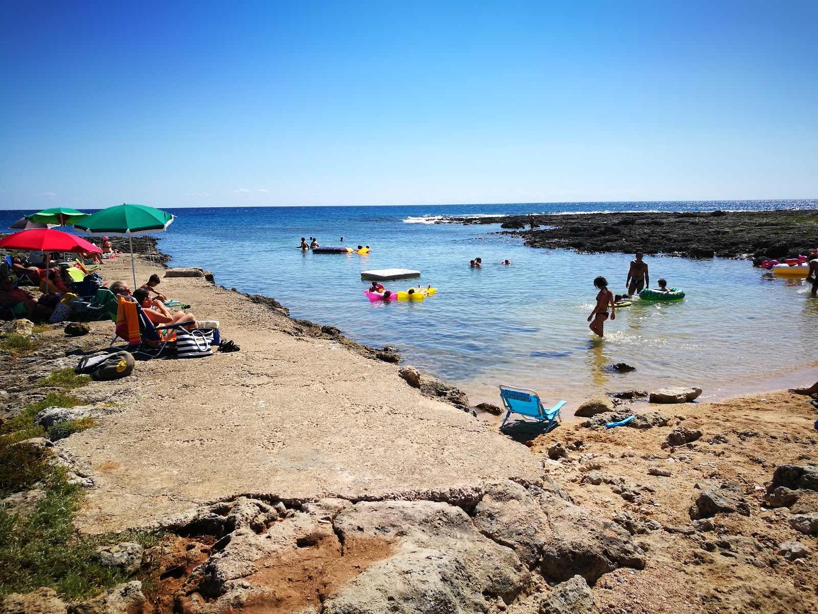 Foto van Spiaggia di Serra Cicora met kleine baai