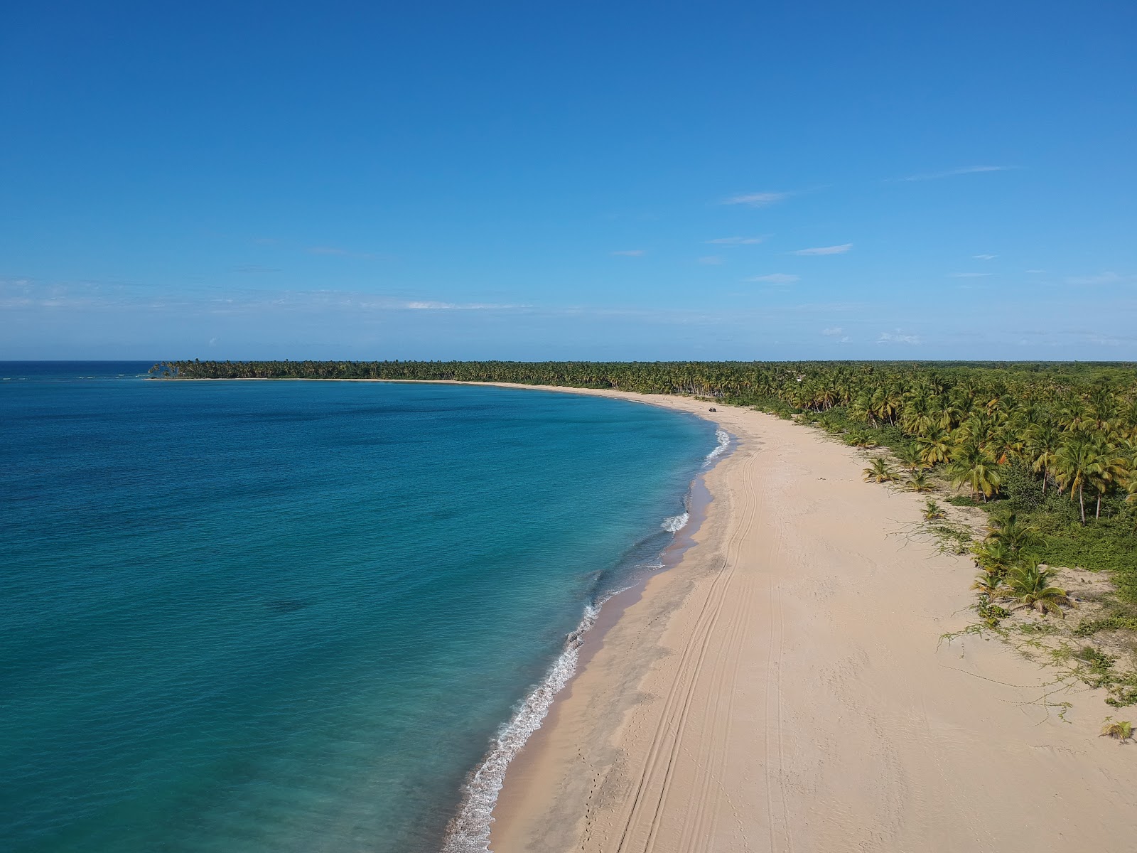 Foto de Praia Esmeralda localizado em área natural
