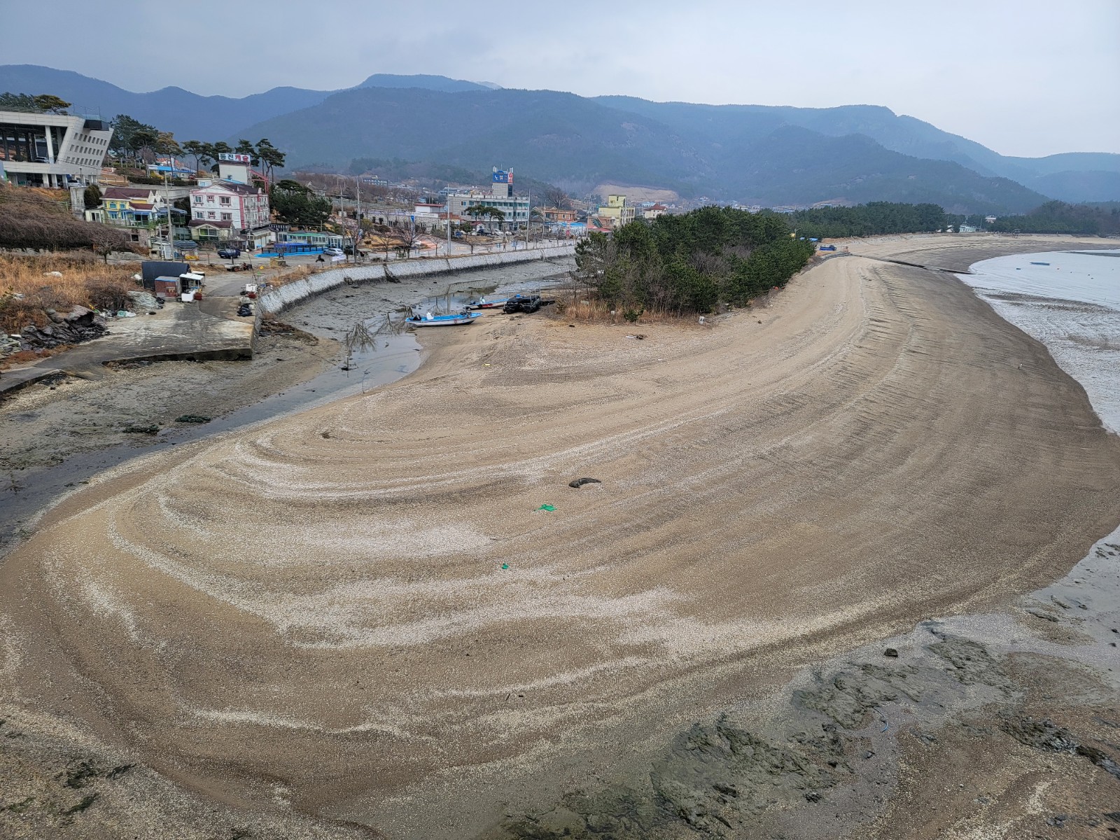 Fotografie cu Sangnok Beach - locul popular printre cunoscătorii de relaxare