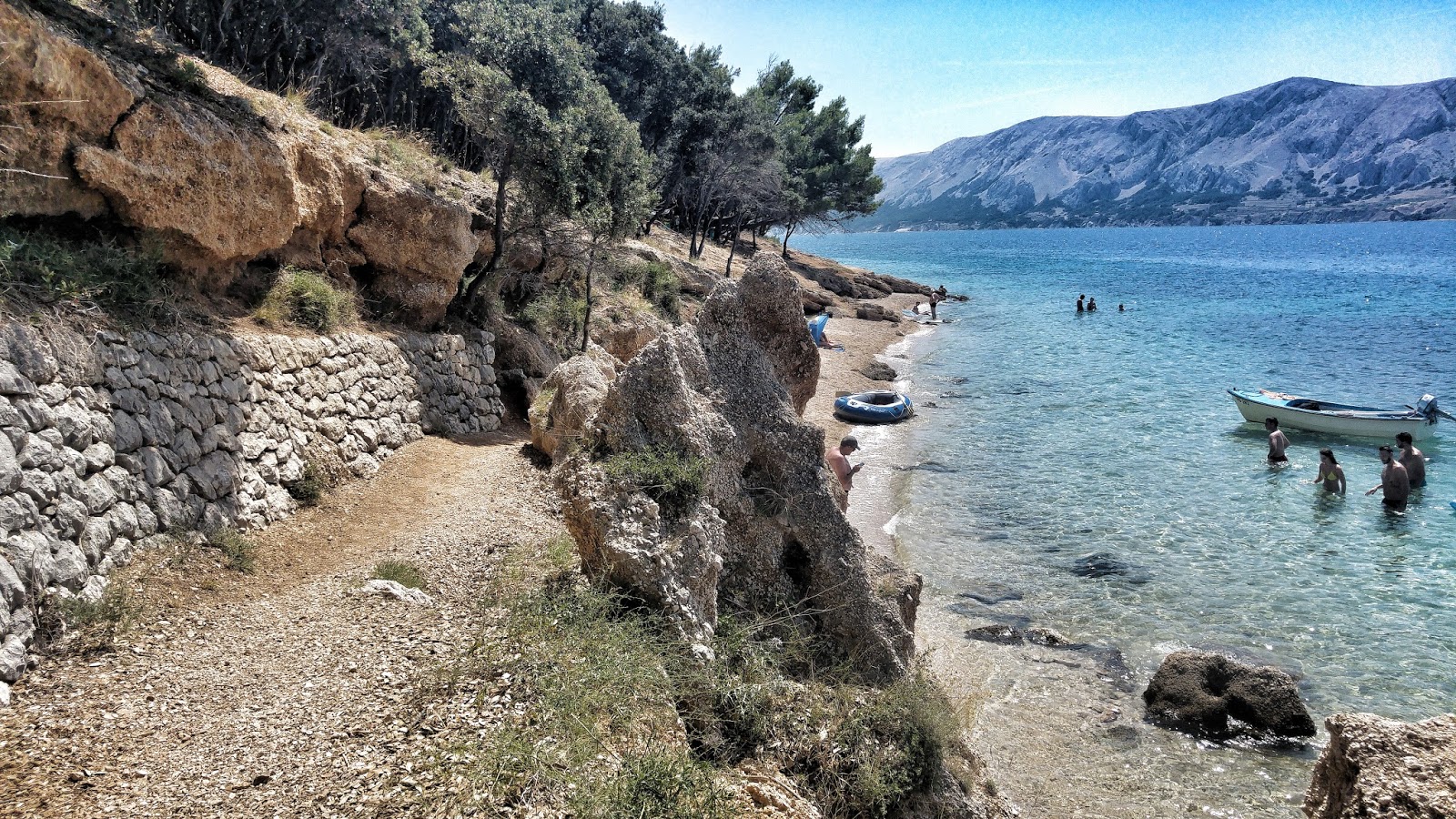 Foto di Suncana beach circondato da montagne