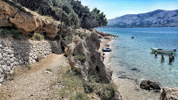 Foto di Suncana beach circondato da montagne