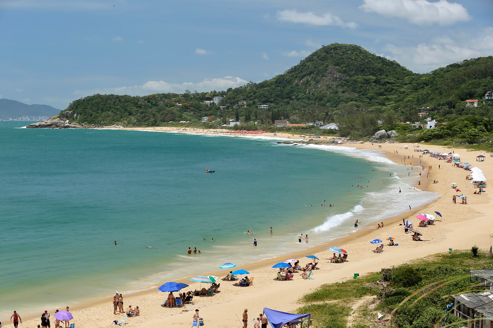 Foto von Praia do Estaleiro mit beiger sand Oberfläche