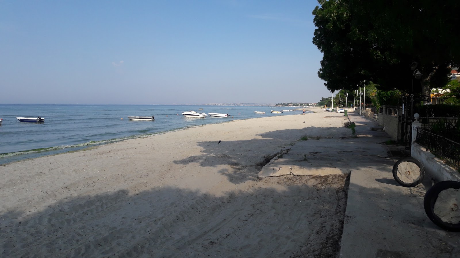 Ataturk Parkı Plajı'in fotoğrafı geniş plaj ile birlikte