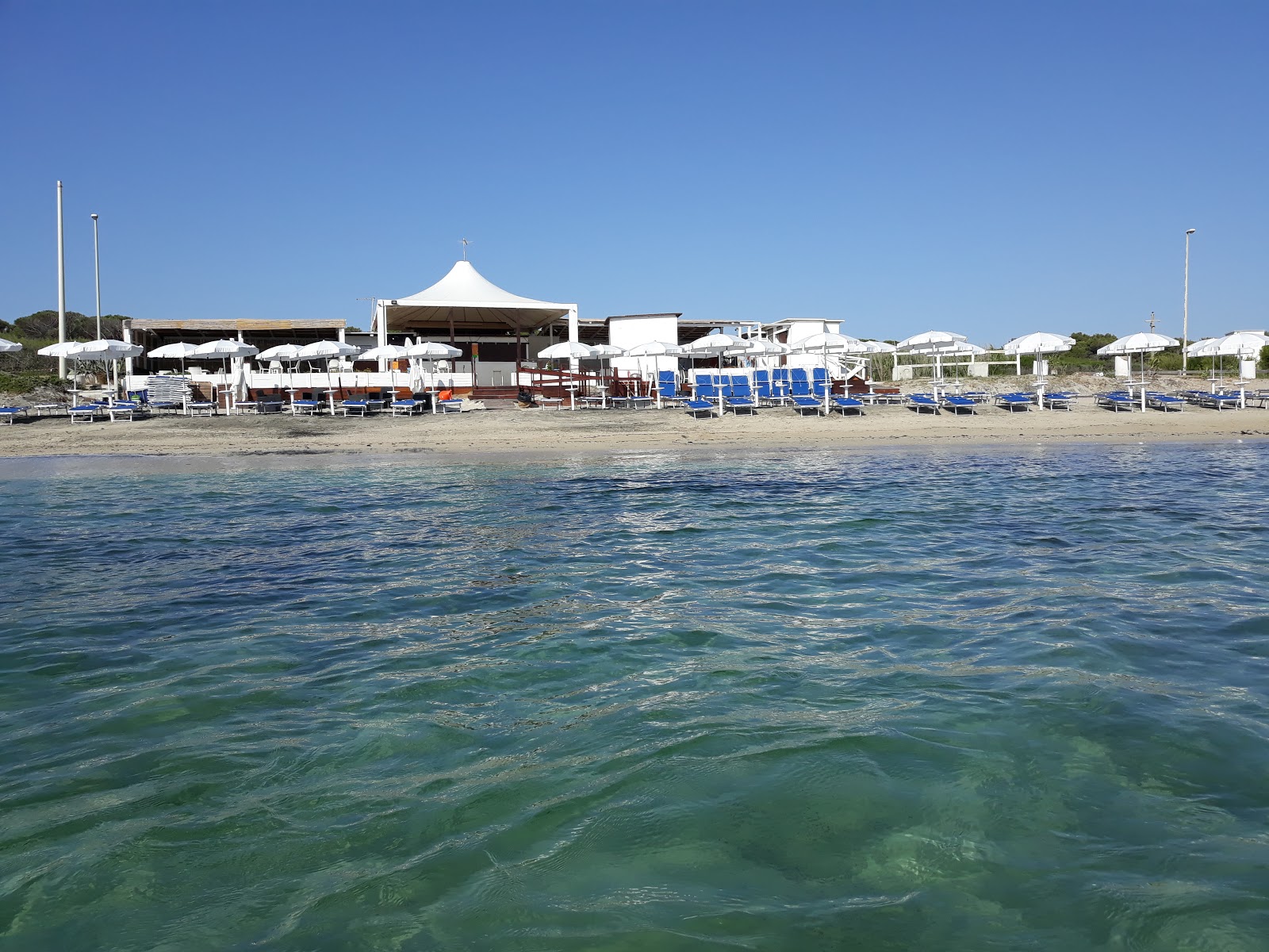 Foto de Spiaggia di Torre Specchia com meios de comunicação nível de limpeza