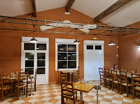 Atmosphère du Restaurant français La Petite Gare à Vers-Pont-du-Gard - n°9