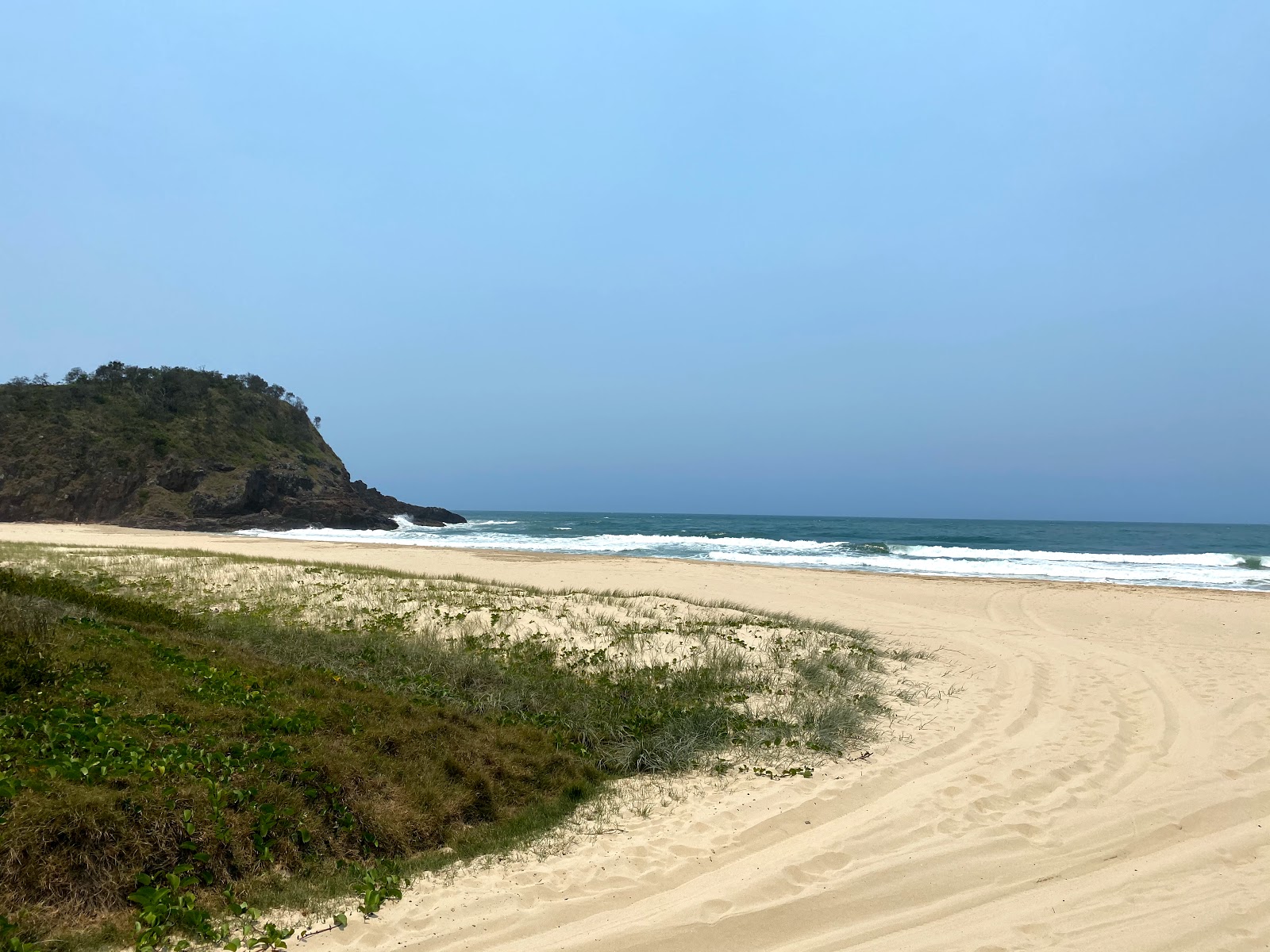 Foto de Off Leash Dog Beach con brillante arena fina superficie