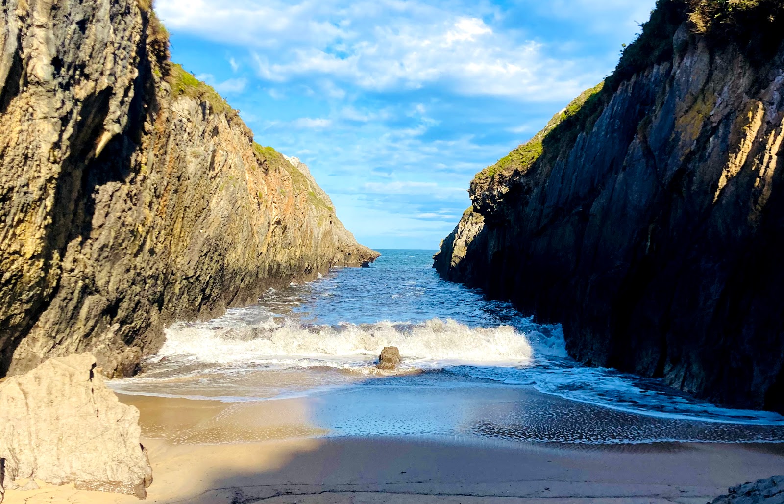 Playa De La Canal'in fotoğrafı uçurumlarla desteklenmiş