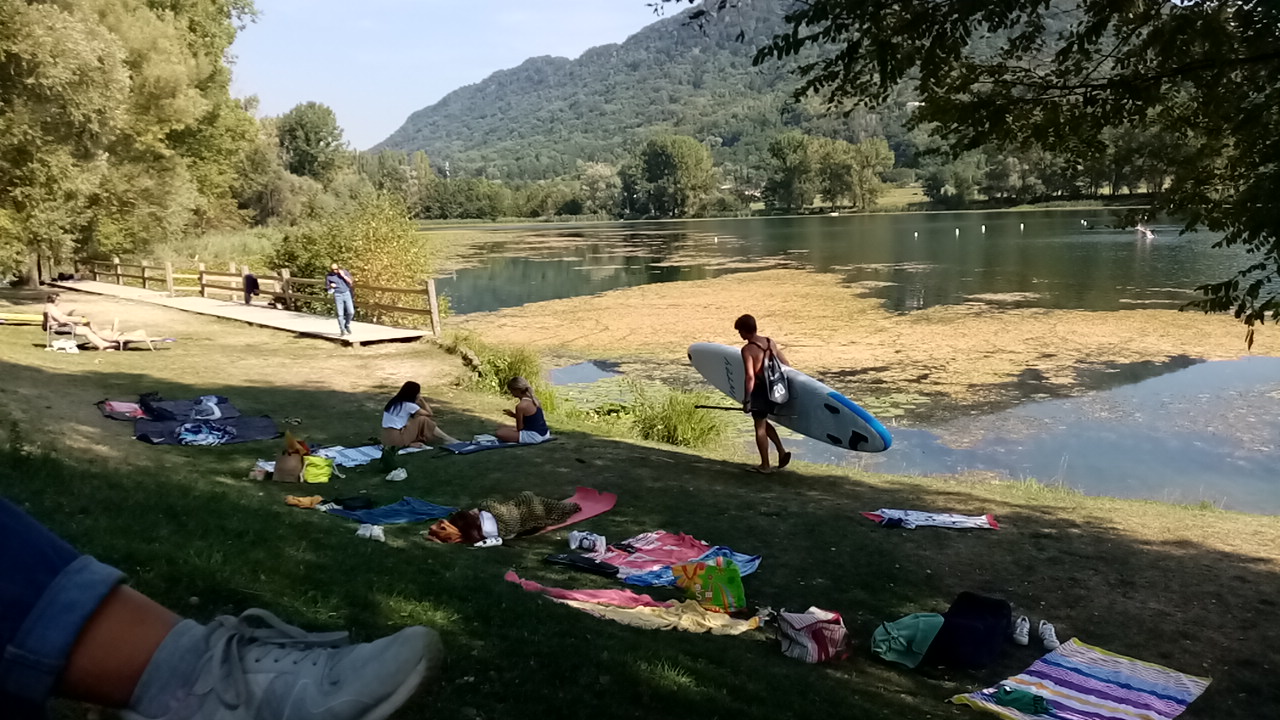 Fotografie cu Lago di Santa Maria cu o suprafață de iarbă