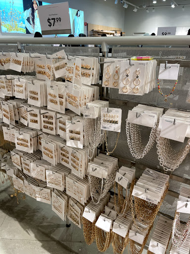 Clothing Store «H&M», reviews and photos, 37 Aquarium Way, Long Beach, CA 90802, USA