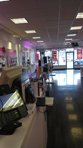 Cell Phone Store «T-Mobile», reviews and photos, 9122 Overland Plaza, Overland, MO 63114, USA