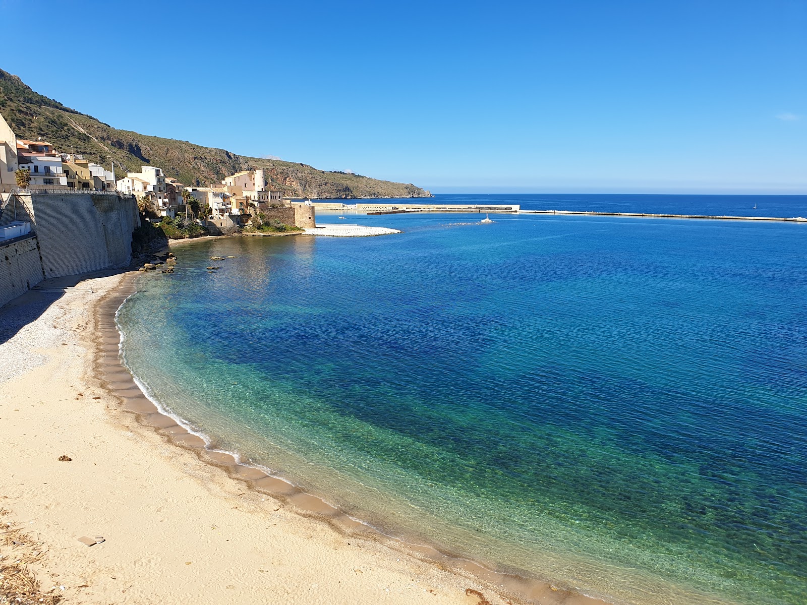 Fotografija Cala Petrolo z turkizna čista voda površino