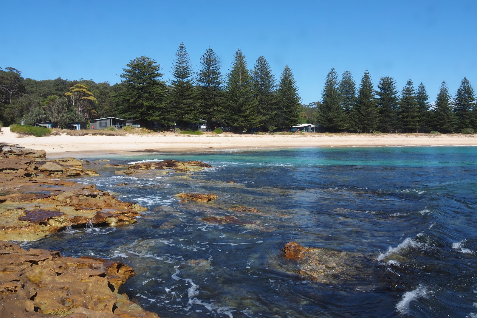Foto von Mill Beach umgeben von Bergen