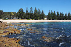 Foto von Mill Beach umgeben von Bergen