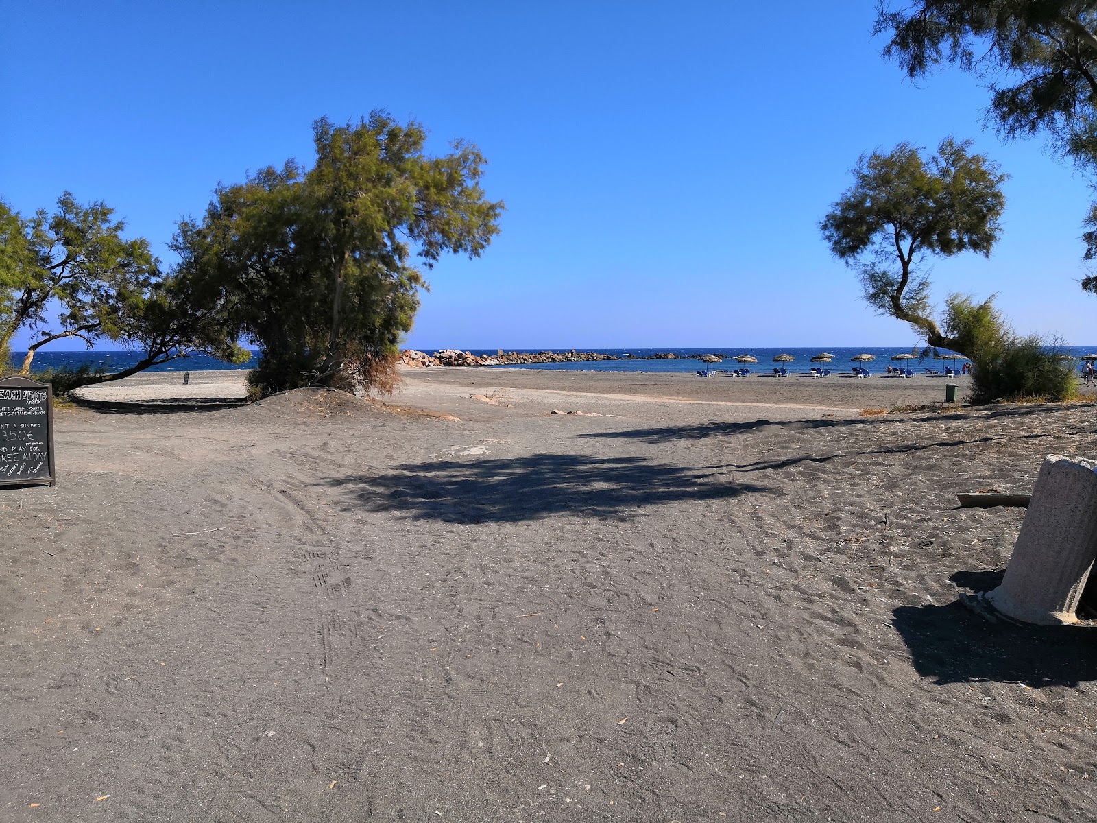 Fotografija Monolithos beach z srednje stopnjo čistoče