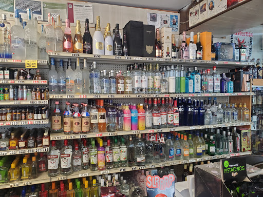 Liquor Store «Austin Liquors», reviews and photos, 3505 Dempster St, Skokie, IL 60076, USA