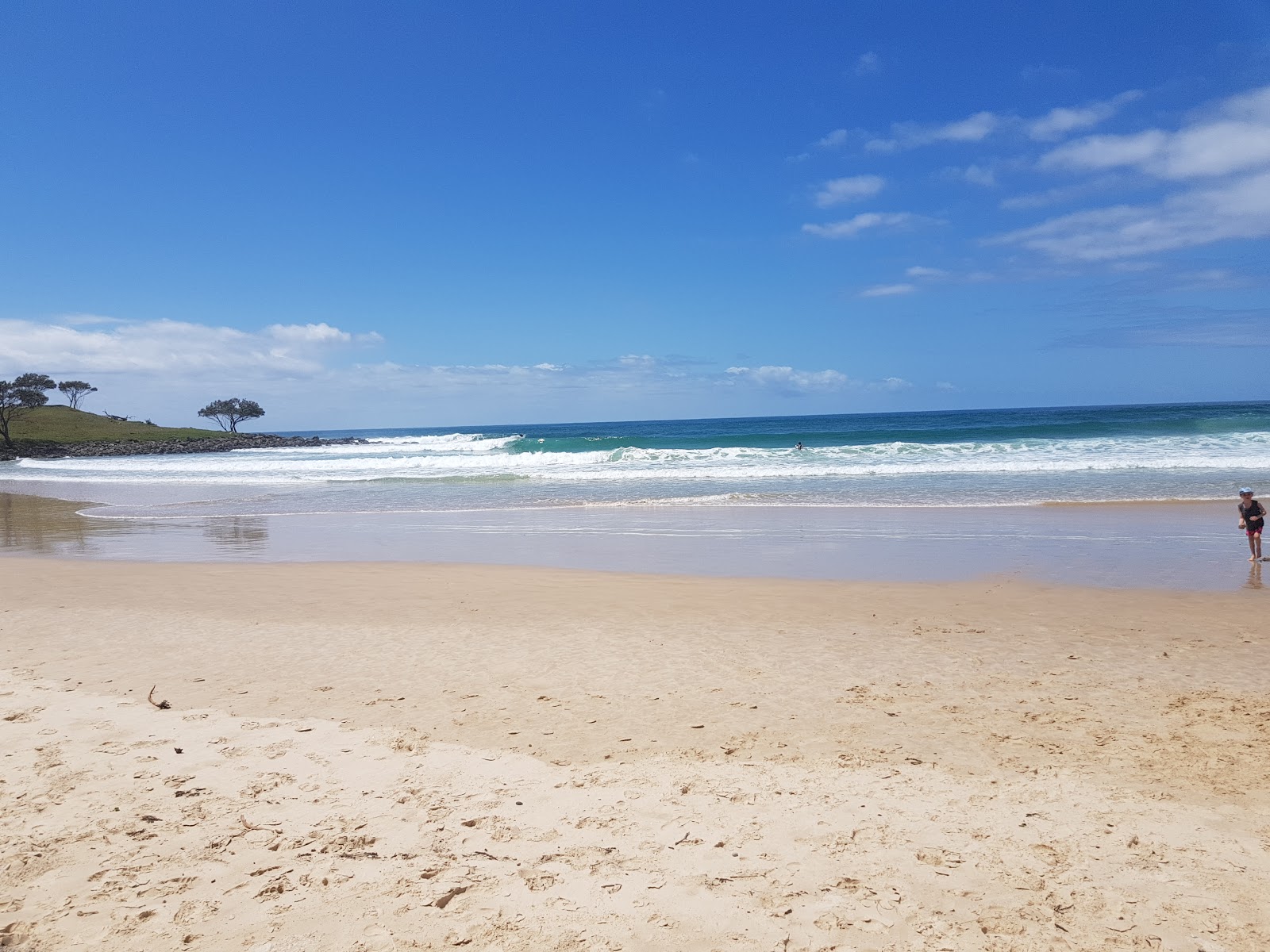 Fotografie cu Angourie Back Beach cu o suprafață de apă pură albastră