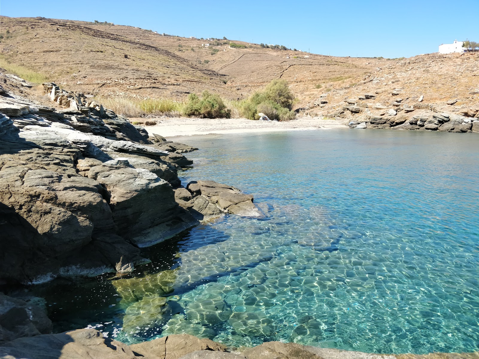 Foto di Vorino beach con una superficie del sabbia grigia e ciottoli