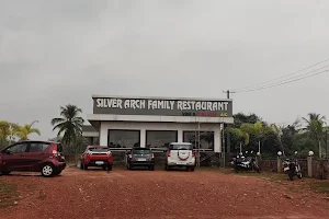 SILVER ARCH FAMILY RESTAURANT & BAR image
