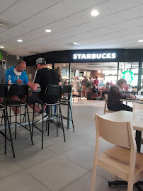 Atmosphère du Café Starbucks Coffee - Autogrill. Porte de la Drôme A49 à La Baume-d'Hostun - n°11