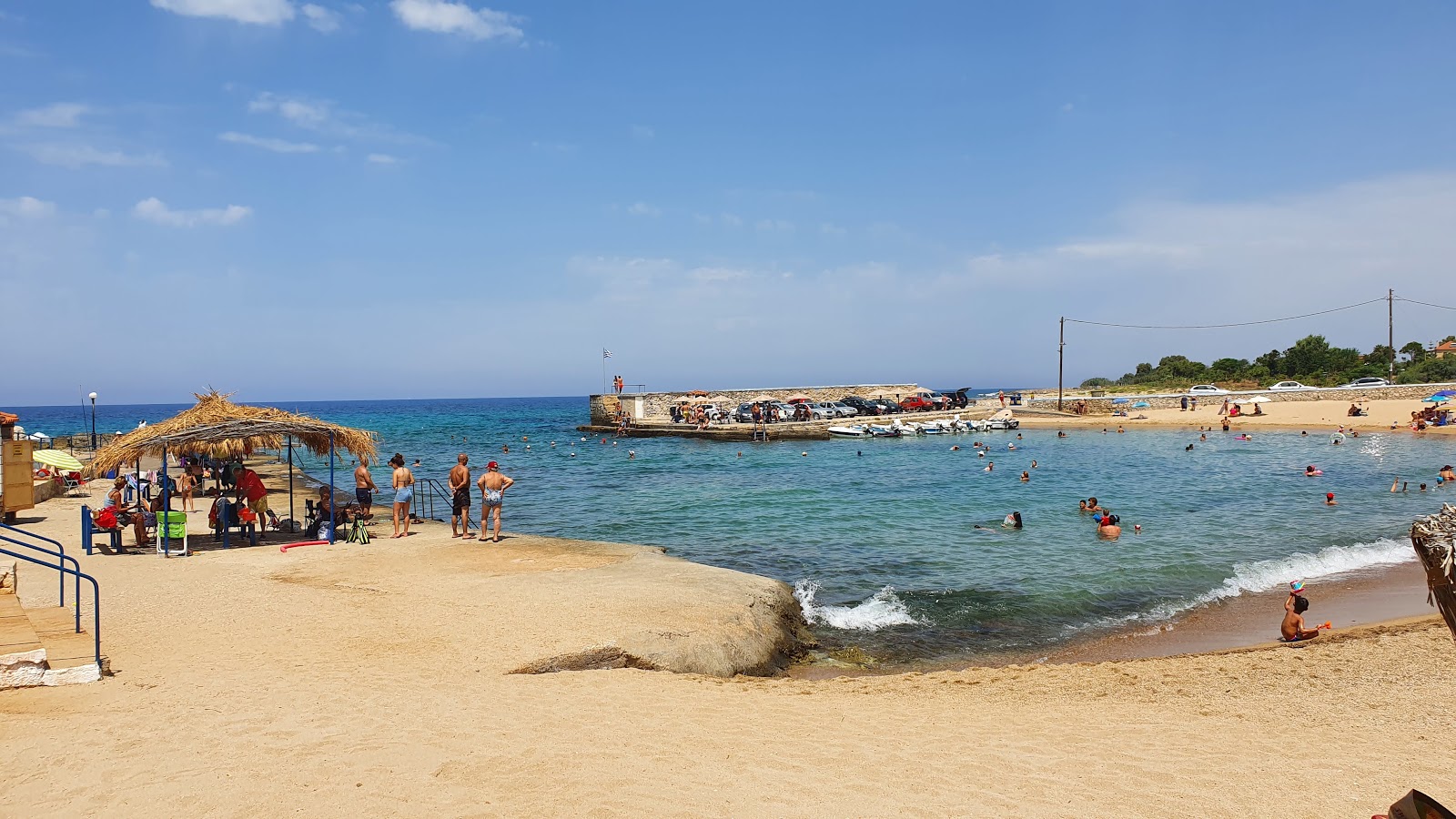 Agias Kyriakis'in fotoğrafı küçük koy ile birlikte