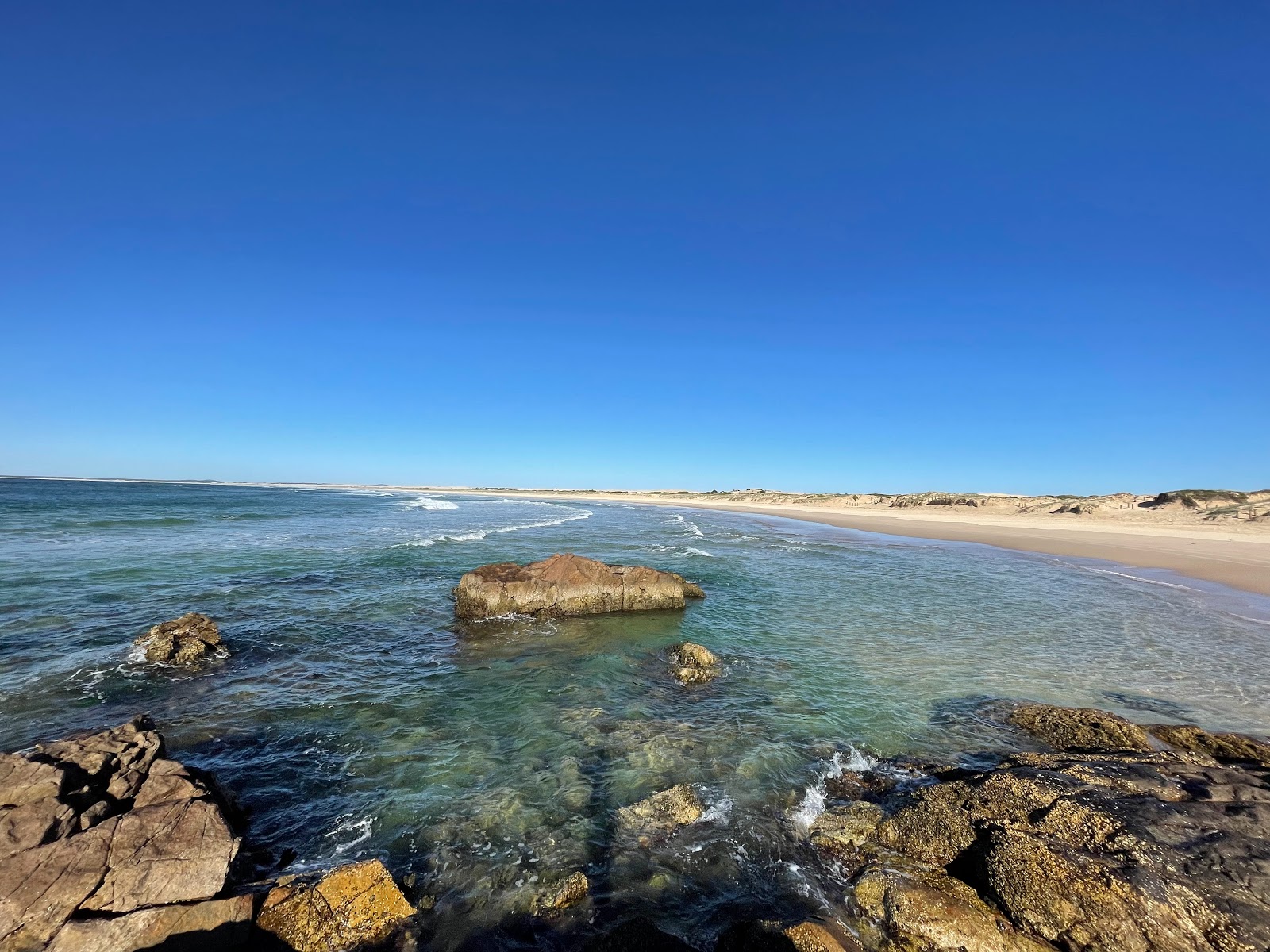 Fotografija Wanderrabah Beach z svetel pesek površino