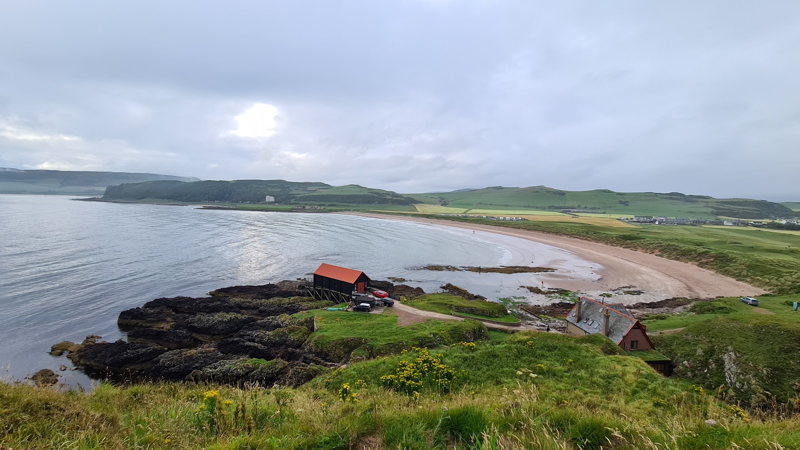 Foto von Dunaverty Beach umgeben von Bergen