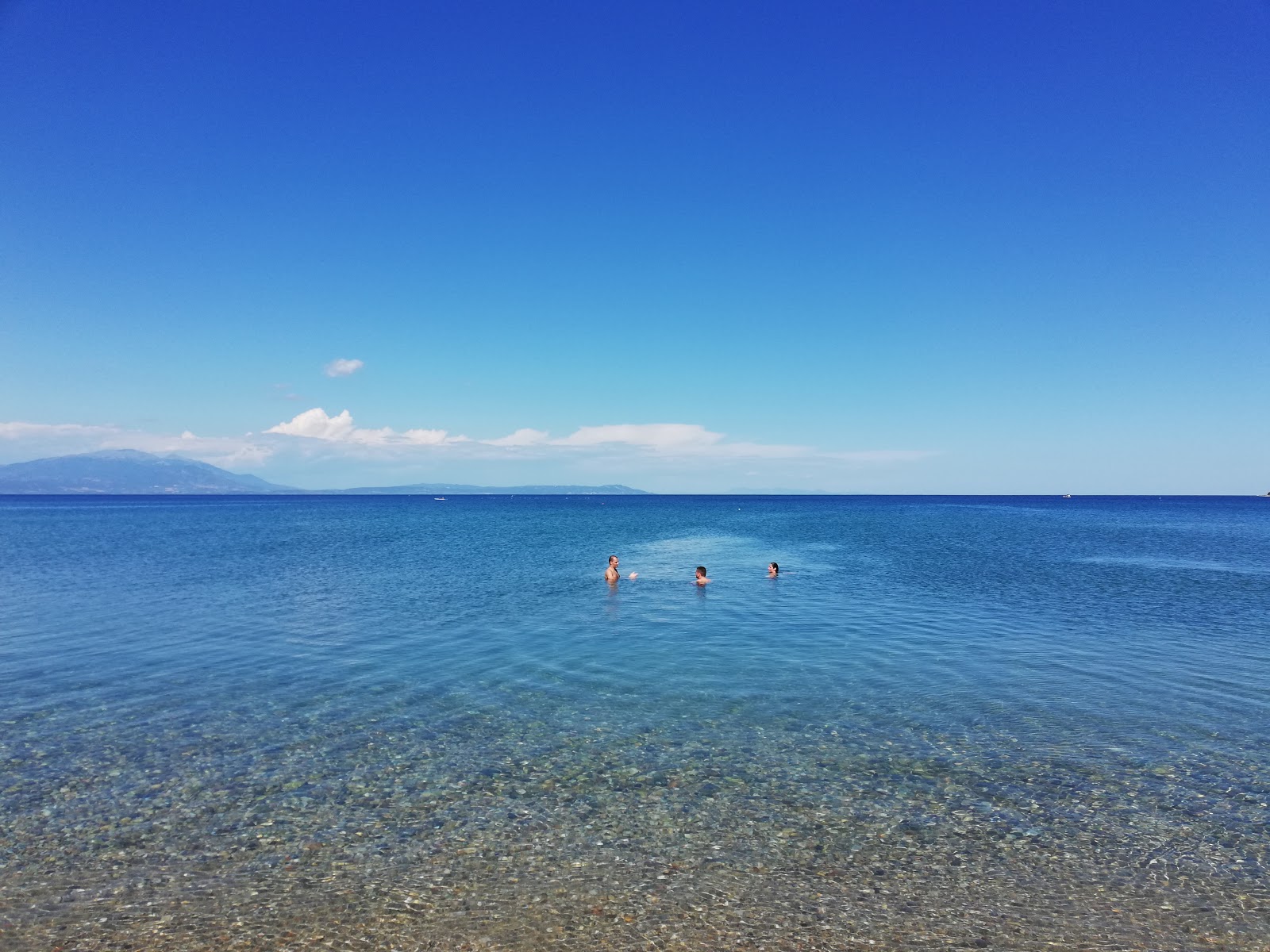 Foto de Stavros Beach - lugar popular entre os apreciadores de relaxamento