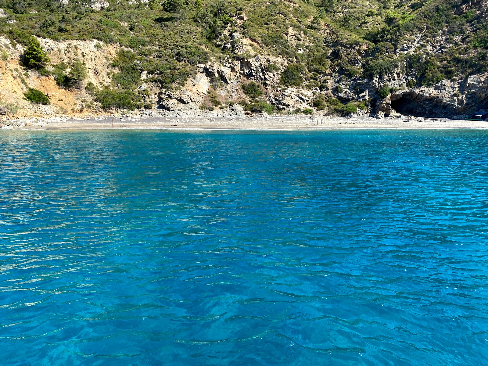 Foto de Spiaggia di Vetrangoli con arena blanca y rocas superficie