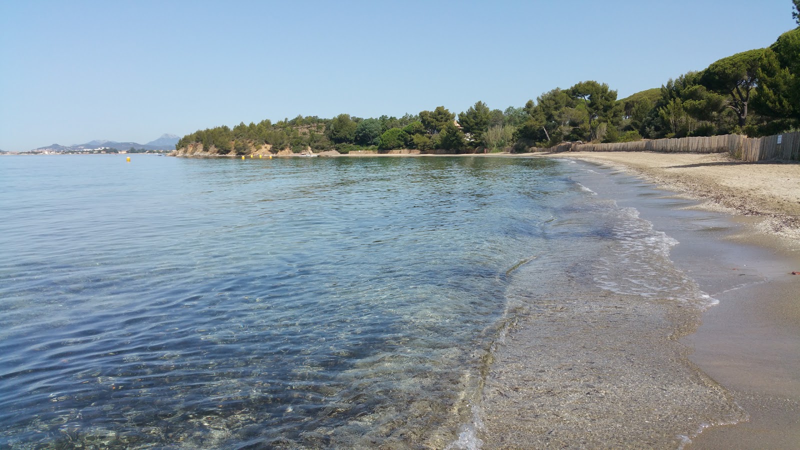 Foto de Leoube beach con agua cristalina superficie