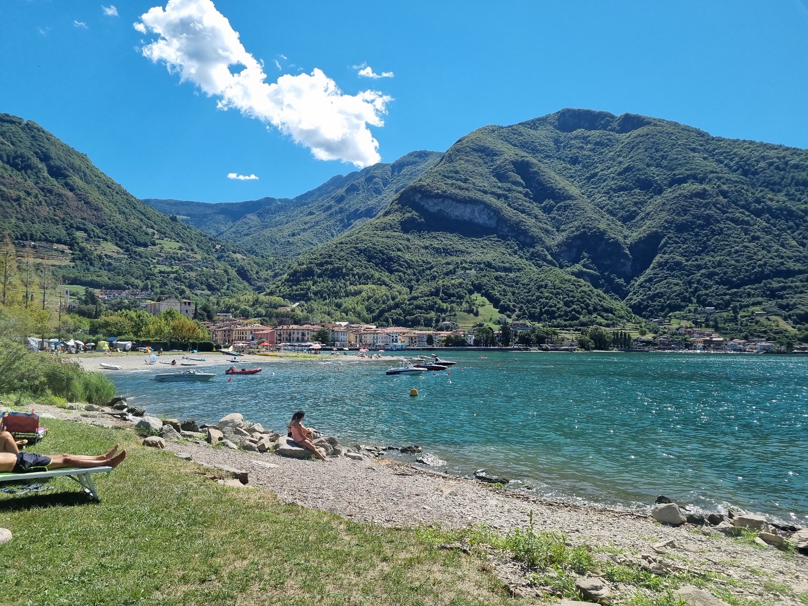 Foto von Libera Lido Pisogne Beach mit braune kiesel Oberfläche
