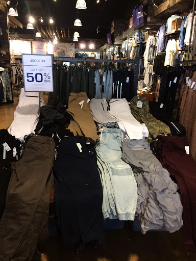 Clothing Store «Tillys», reviews and photos, 343 N Alafaya Trail, Orlando, FL 32828, USA