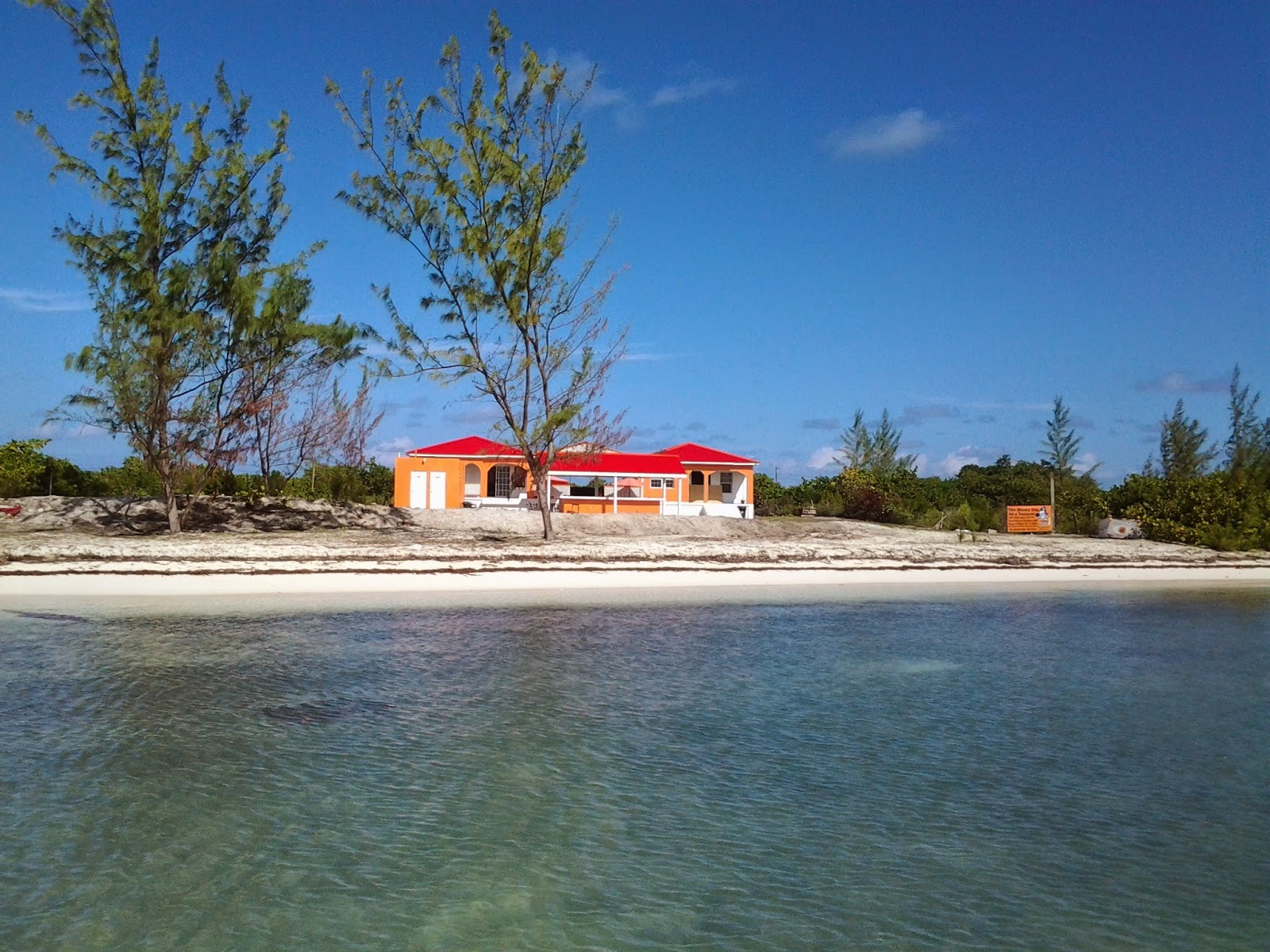 Foto von Neptunes Treasure mit langer gerader strand