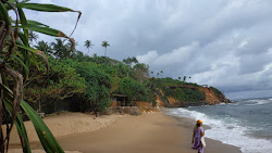Foto van Abimanagama Beach met kleine baai