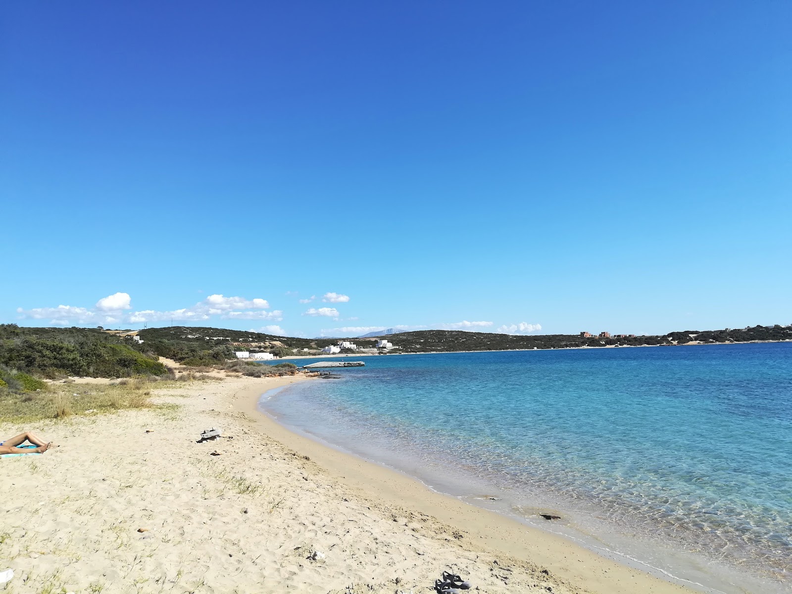 Dionisos beach'in fotoğrafı parlak ince kum yüzey ile