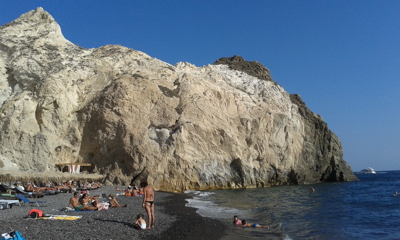 Φωτογραφία του Mesa Pigadia beach υποστηρίζεται από βράχους