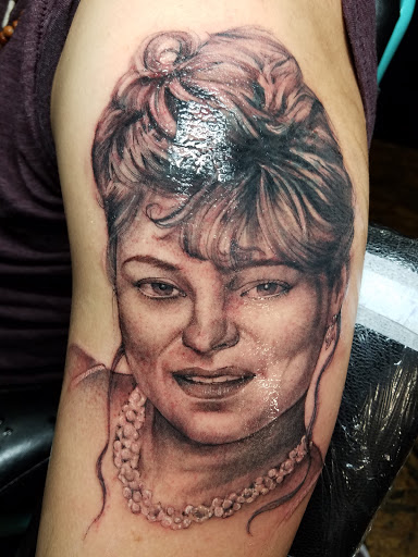 Tattoo Shop «Black Rose Tattoo Parlor», reviews and photos, 237 E Miner Ave, Stockton, CA 95202, USA