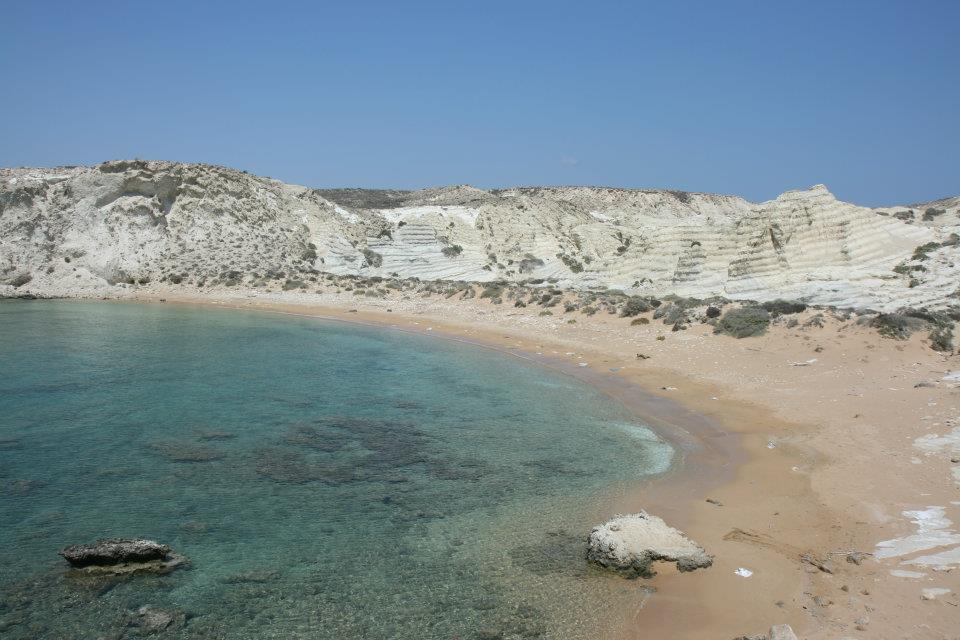 Foto de Asprougas beach con agua cristalina superficie