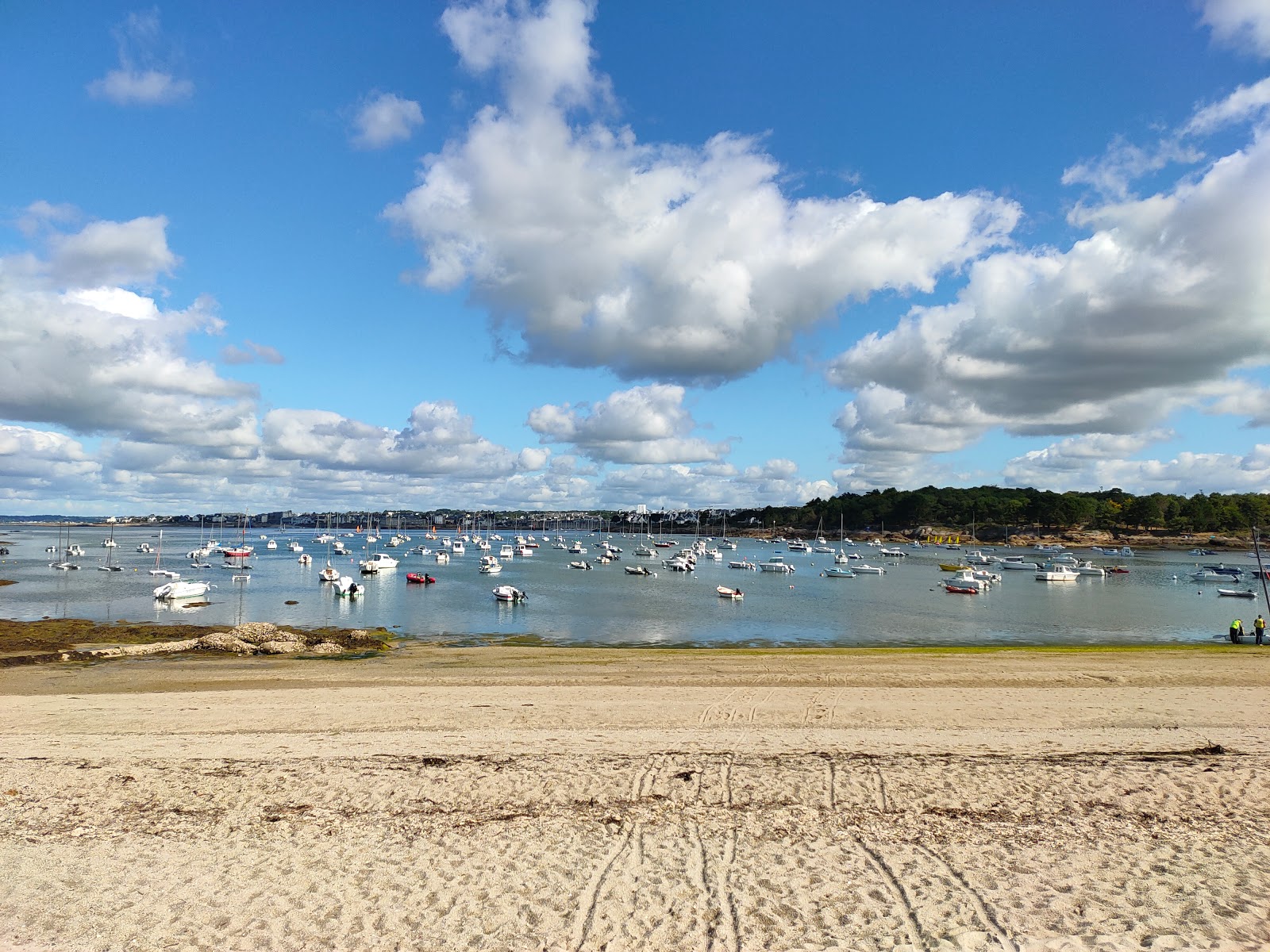 Photo de Plage du Cabellou avec moyenne baie