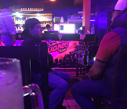 Juanes Canta Bar photo